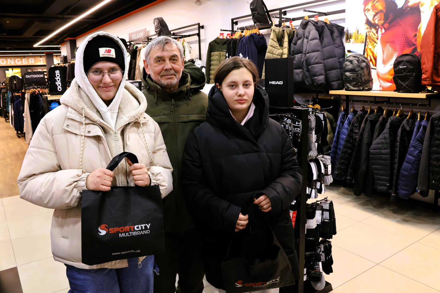 «Українські вертольоти» завітали до Наталії та Анастасії з подарунками та оновили їхній спортивний стиль