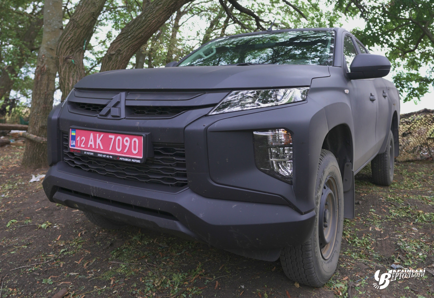 «Українські вертольоти» придбали новий позашляховик для фронту й передали її на передовій