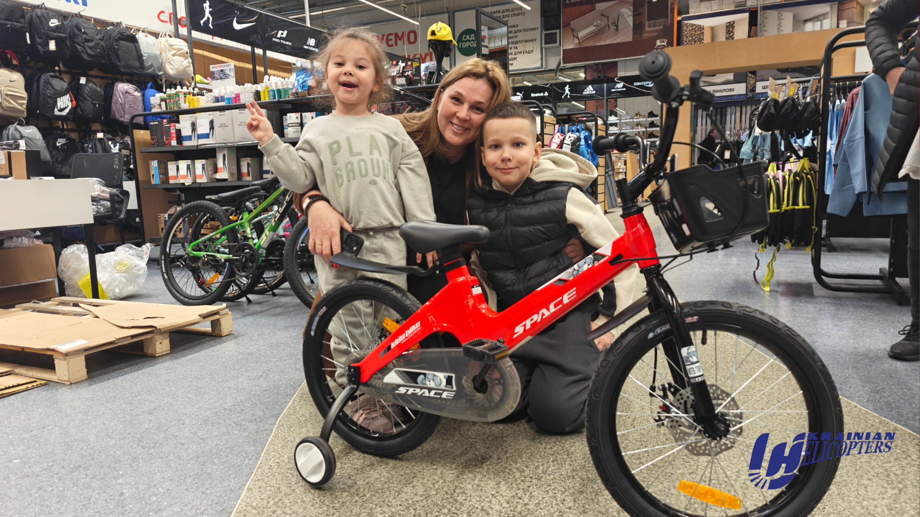 Гідна підтримка: «Українські вертольоти» подарували Марго, Єві та Кирилу з Києва техніку, взуття і велосипед