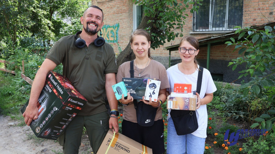 Musical gadgets and other gifts for Yulia and Ruslana from Fastiv were presented by Ukrainian Helicopters
