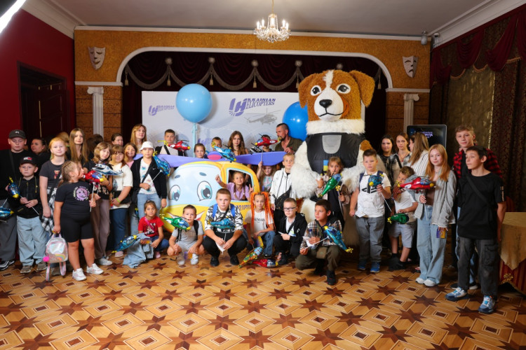 Performance, sincere emotions and gifts: Ukrainian airline supported the children of fallen defenders and defenders - Espresso