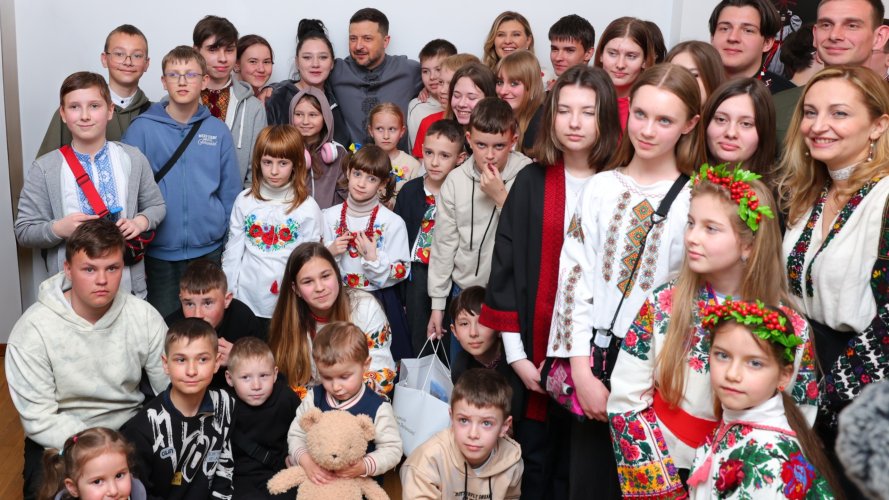 Великдень у Софійському соборі: Президент і перша леді підтримали благодійну ініціативу «Дітям наших Захисників» — УКРІНФОРМ