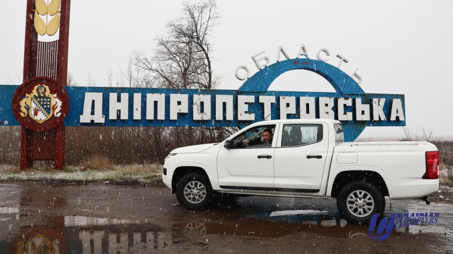 Авіакомпанія «Українські вертольоти» передала пікап для 79-ї бригади на Покровський напрямок