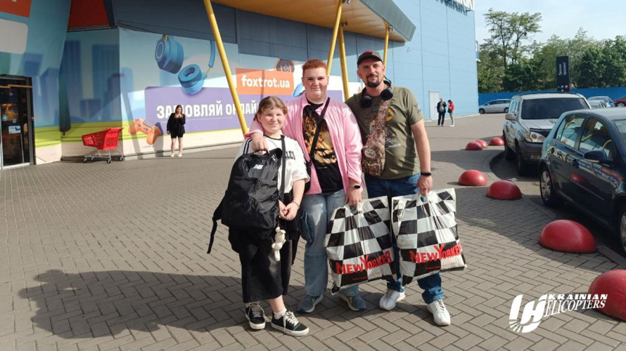 Ukrainian Helicopters organized a real shopping day for Anastasia and Albina's. They are under the financial guardenship of the aviation company