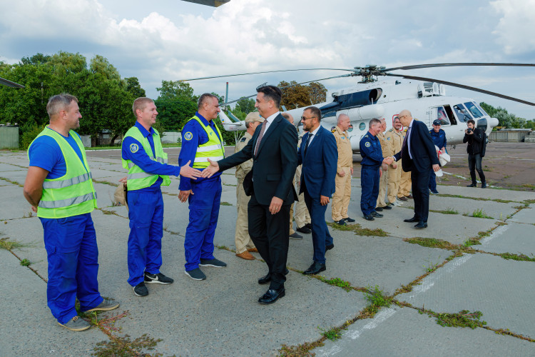 The first two of the four helicopters sent to fight fires in Turkey returned to Ukraine