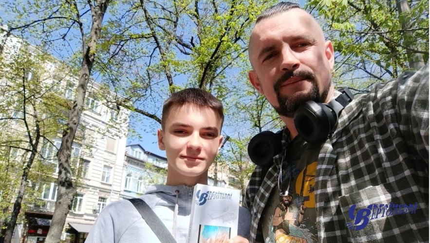 Авіакомпанія «Українські вертольоти» подарувала смартфон своєму підопічному Данилу