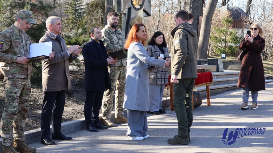 Ветеран та працівник авіакомпанії «Українські вертольоти» отримав відзнаки за участь у захисті держави