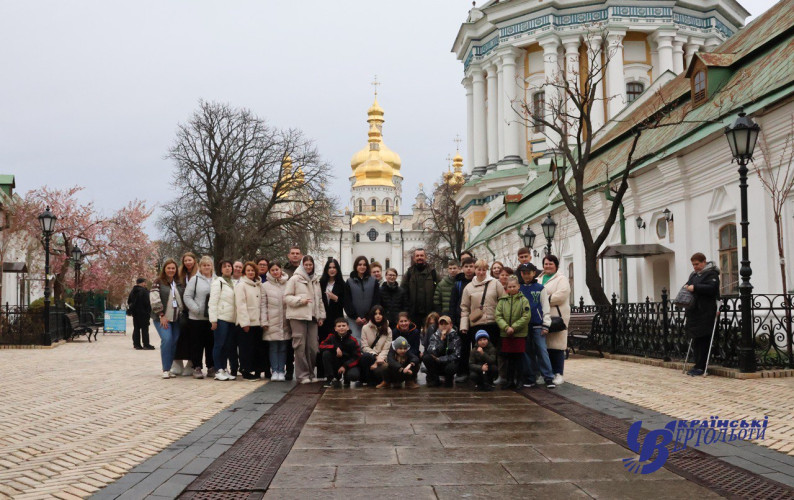 Easter holiday: Ukrainian helicopter airlines presented orphans to children full of warmth and care