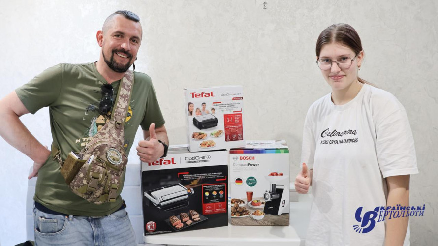 Приємні подарунки для Насті та Наталі з Білої Церкви від авіакомпанії «Українські вертольоти»