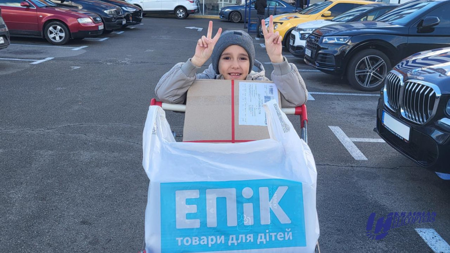 Необхідне та бажане: авіакомпанія «Українські вертольоти» подарувала Левону обігрівач та 3D-ручку