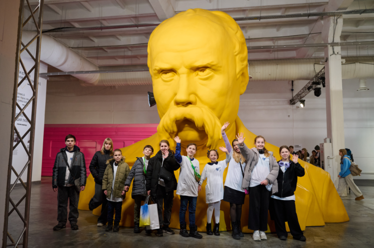 Авіакомпанія «Українські вертольоти» організувала свято до Дня Миколая та екскурсію для дітей-сиріт Захисників — Укрінформ