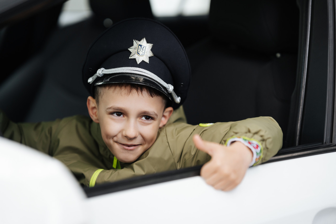 Покататись верхи й поспілкуватись із патрульними: як «Українські вертольоти» створюють для дітей наших Захисників нові спогади
