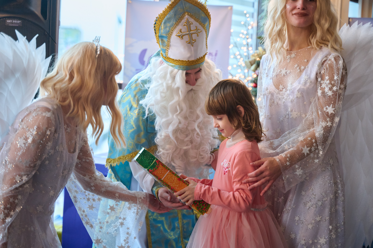 The airline company "Ukrainian Helicopters" organized a holiday for Nicholas Day and an excursion for the orphans of our Defenders