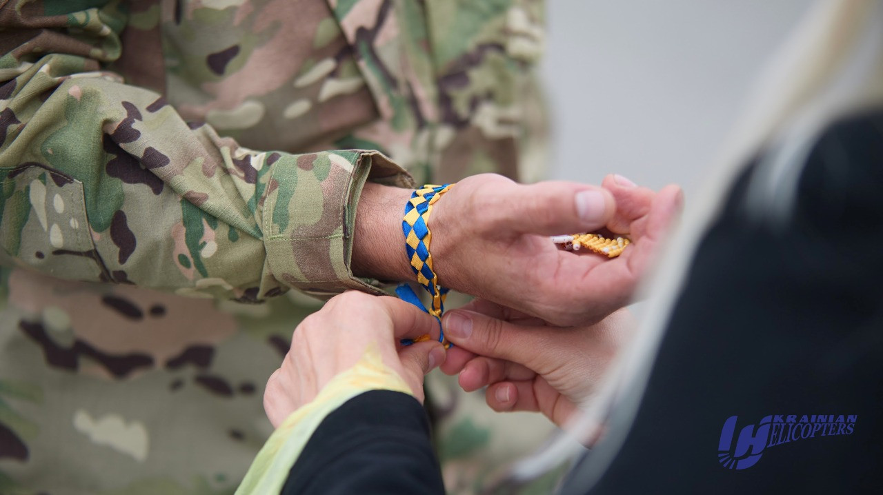 Підопічні діти «Українських вертольотів» передали військовим обереги