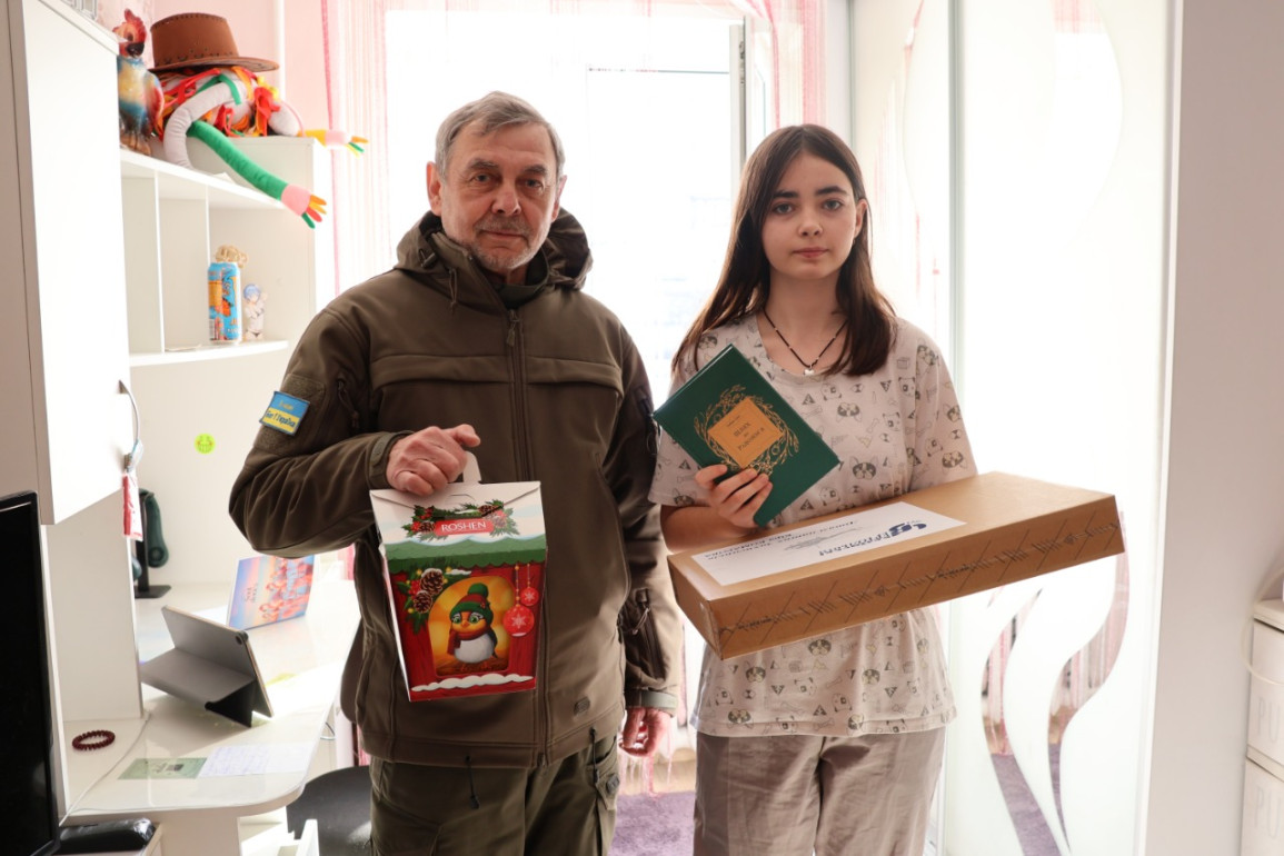 Помічник у навчанні: «Українські вертольоти» подарували Кірі ноутбук