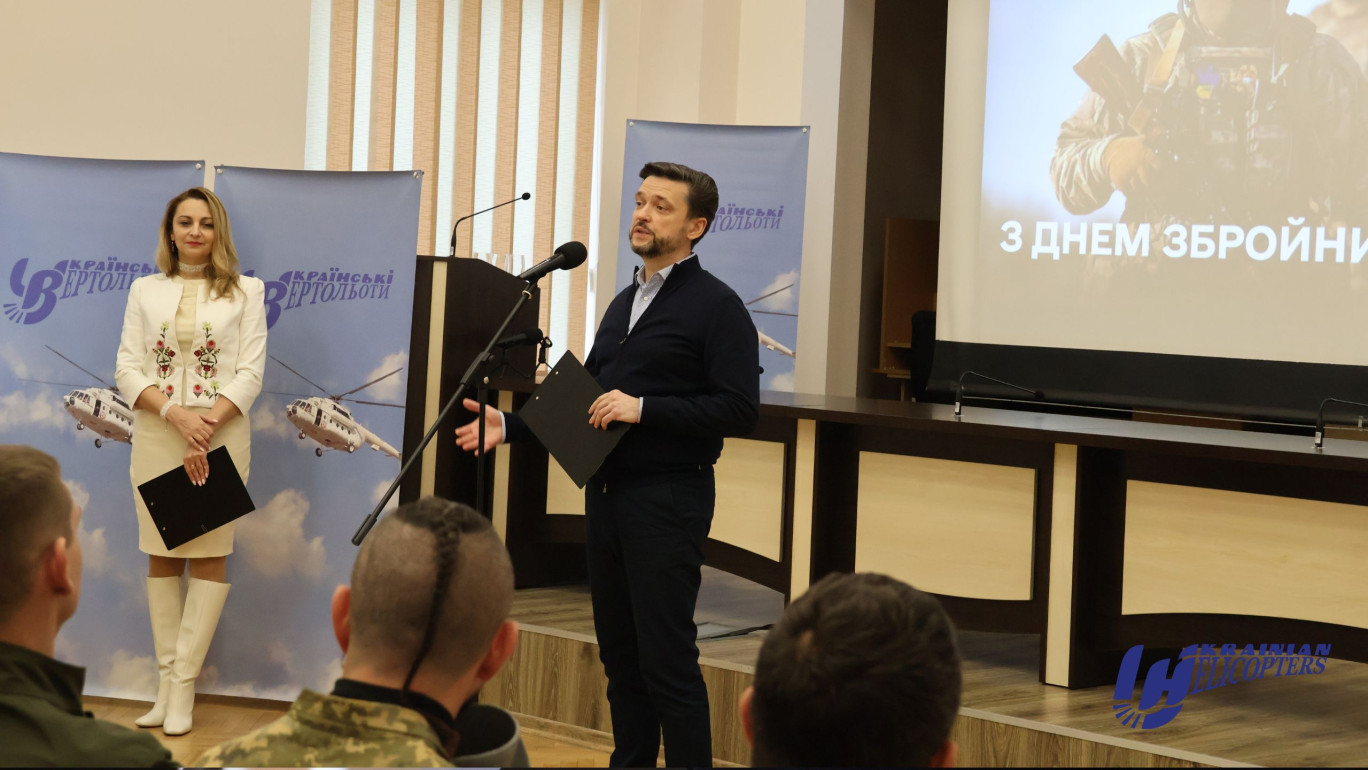 В авіакомпанії «Українські вертольоти» вручили подарунки учасникам бойових дій до дня Збройних сил України