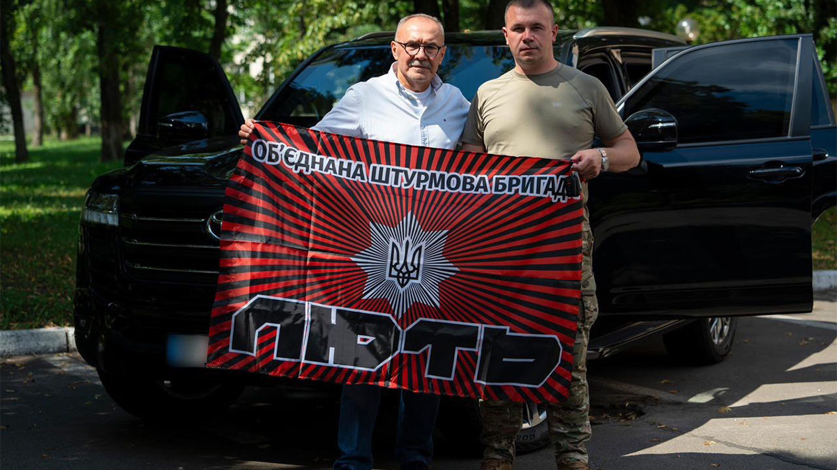 Допомагаємо війську та віримо в Перемогу. Бійцям бригади «Лють» передали броньований позашляховик