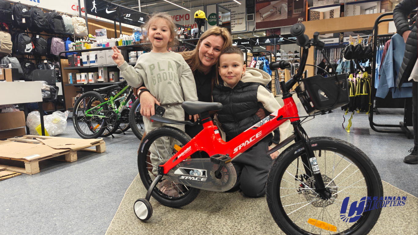 Гідна підтримка: «Українські вертольоти» подарували Марго, Єві та Кирилу з Києва техніку, взуття і велосипед