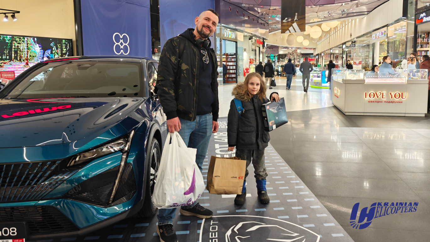 Богдан із Київщини отримав одяг, іграшку та книжки у подарунок від авіакомпанії «Українські вертольоти»