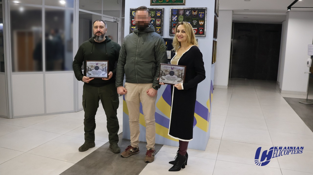 Сили спеціальних операцій передали керівництву авіакомпанії «Українські вертольоти» подяки за співпрацю