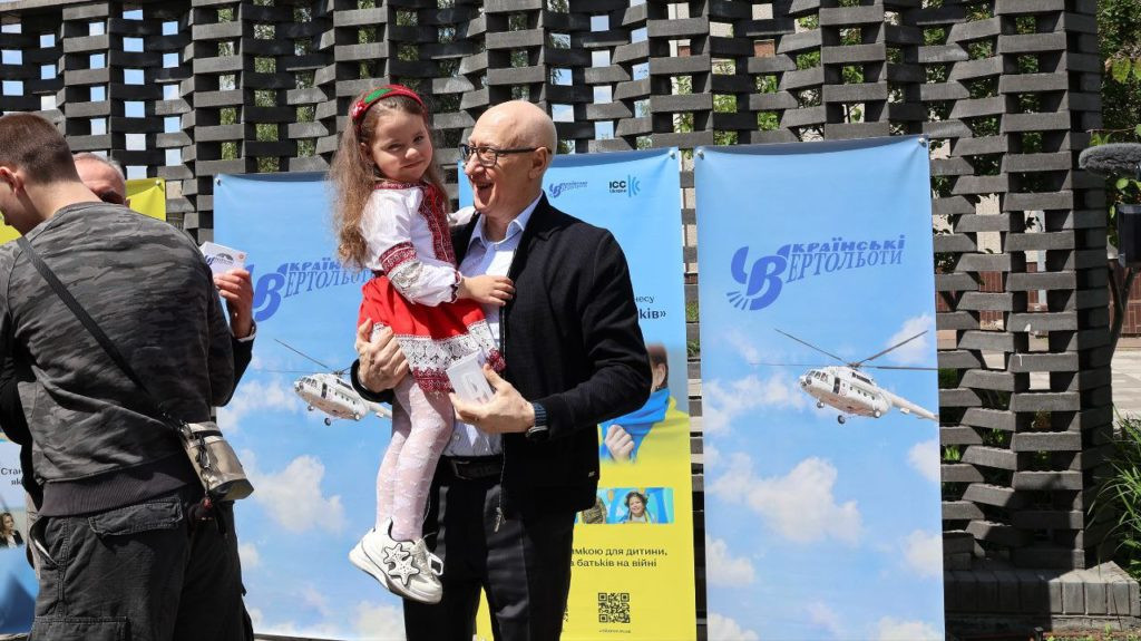 Тепло неба: авіакомпанія «Українські вертольоти» дарує дітям свято і підтримку — kyiv24.news