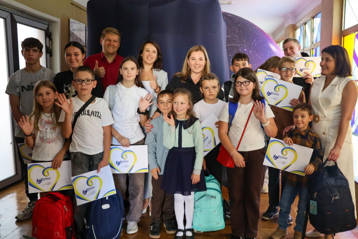 У Луцьку діти загиблих Захисників отримали подарунки до нового навчального року — «Район.Освіта»