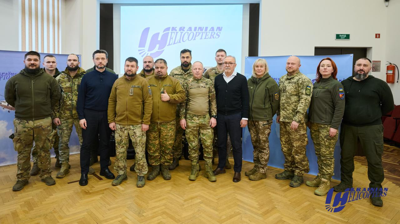 Авіакомпанія «Українські вертольоти» підготувала і роздала святкові волонтерські подарунки Силам оборони України