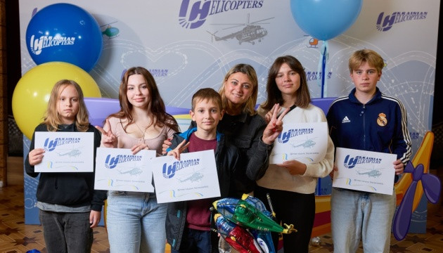 Турбота від «Українських вертольотів»: вручення сертифікатів та спектакль для дітей загиблих Захисників — Укрінформ