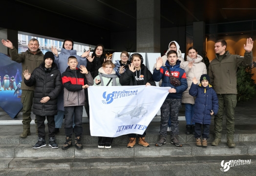 Різдвяне диво для дітей-сиріт: “Українські вертольоти” подарували незабутній день щастя у кінотеатрі з подарунками