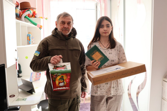 Помічник у навчанні: «Українські вертольоти» подарували Кірі ноутбук