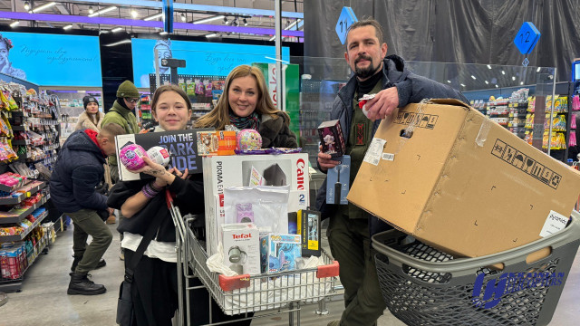 Гармонія між естетичним та практичним: авіакомпанія «Українські вертольоти» купила багато подарунків для підопічної Олени