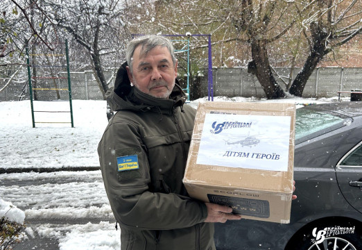 Авіакомпанія «Українські вертольоти» подарували ще одному хлопчику-сироті щастя — новий плазмовий телевізор