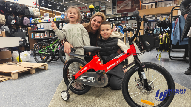 Гідна підтримка: «Українські вертольоти» подарували Марго, Єві та Кирилу з Києва техніку, взуття і велосипед