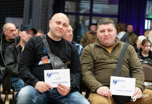 «Українські вертольоти» вручили 130 ветеранам з Бучі сертифікати по 15 тис. грн на придбання товарів