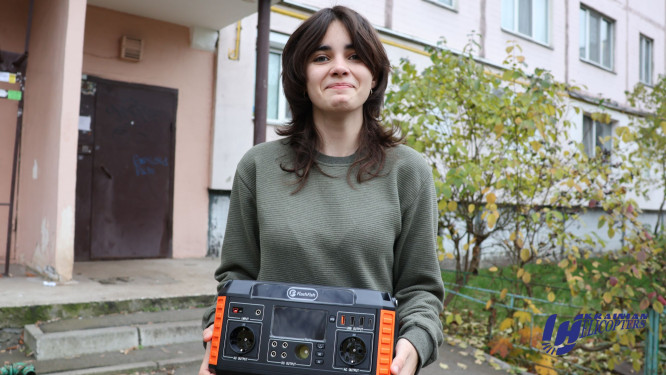 Подарували світло: авіакомпанія «Українські вертольоти» купила своїй підопічній Кірі зарядну станцію