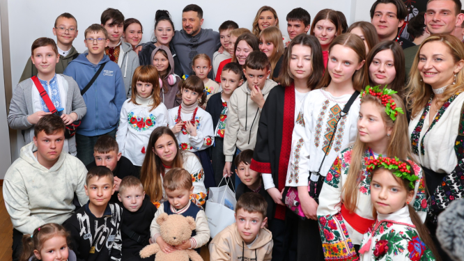 Великдень у Софійському соборі: Президент і перша леді підтримали благодійну ініціативу «Дітям наших Захисників» — УКРІНФОРМ