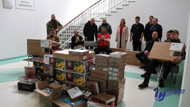 «Українські вертольоти» передали смарт-телевізори та гостинці для поранених військових у лікарні в Києві