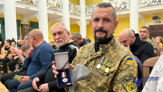 Veteran and employee of Aviation Company Ukrainian Helicopters receives medal from the Kyiv City Council