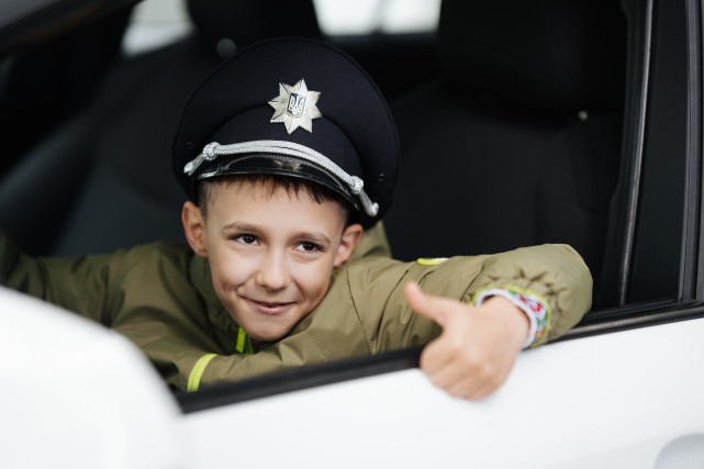 Покататись верхи й поспілкуватись із патрульними: як «Українські вертольоти» створюють для дітей наших Захисників нові спогади