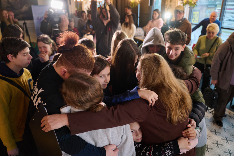 The airline company "Ukrainian Helicopters" organized a holiday for Nicholas Day and an excursion for the orphans of our Defenders