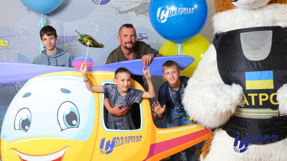 Свято і подарунки: Авіакомпанія «Українські вертольоти» привітала 1500 дітей загиблих Захисників із Днем Знань