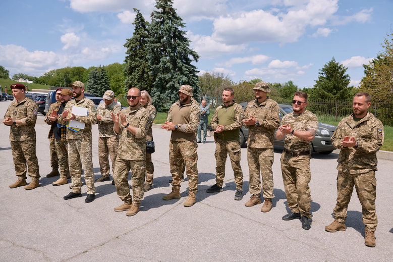 Ukrainian helicopter airline has handed over to the defenders another military aid party