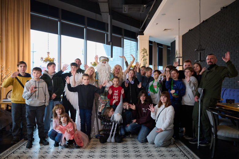 The airline company "Ukrainian Helicopters" organized a holiday for Nicholas Day and an excursion for the orphans of our Defenders