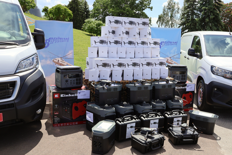 Ukrainian helicopter airline has handed over to the defenders another military aid party