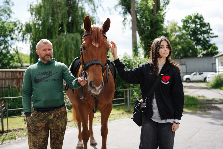 Покататись верхи й поспілкуватись із патрульними: як «Українські вертольоти» створюють для дітей наших Захисників нові спогади