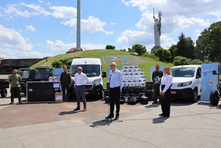 Ukrainian helicopter airline has handed over to the defenders another military aid party