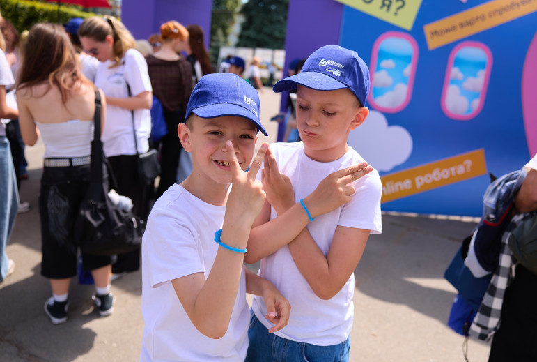 Профорієнтація та розваги: авіакомпанія «Українські вертольоти» запросила дітей захисників на фестиваль кар'єри