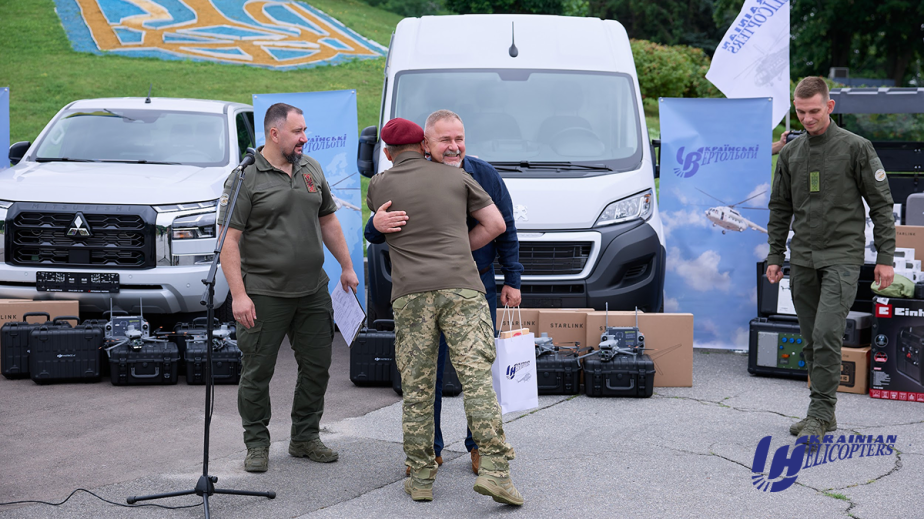 «Українські вертольоти» передали допомогу для 8 підрозділів Сил оборони