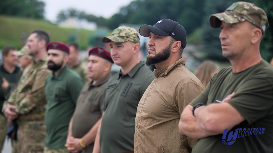 «Українські вертольоти» передали допомогу для 8 підрозділів Сил оборони