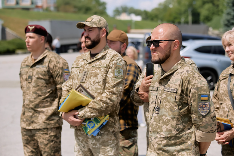 Ukrainian helicopter airline has handed over to the defenders another military aid party